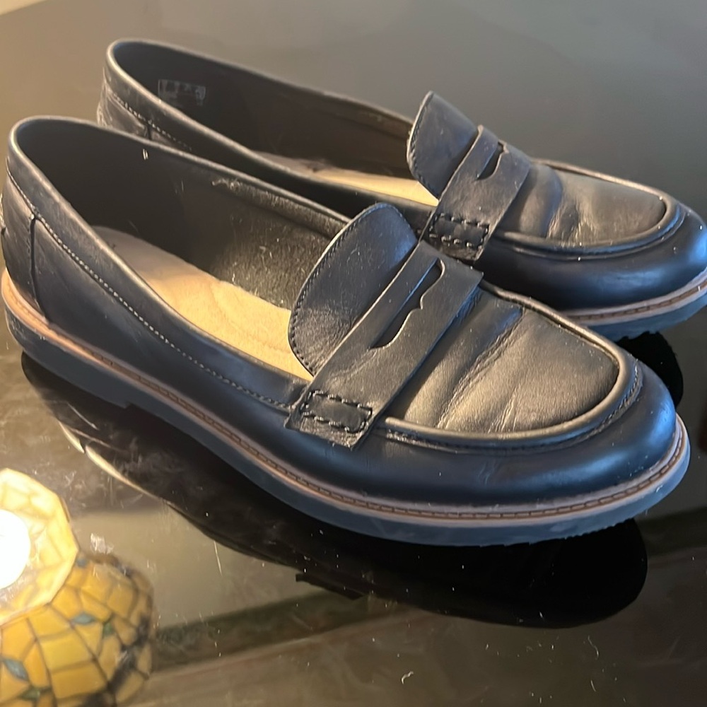 Women’s size 10 loafers in black. Collection by Clark’s
